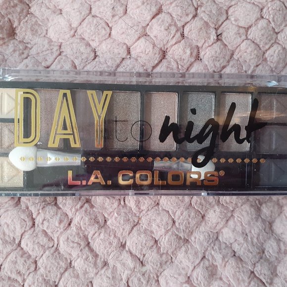 SALE!! Brand New Eyeshadow Palette - Picture 1 of 2